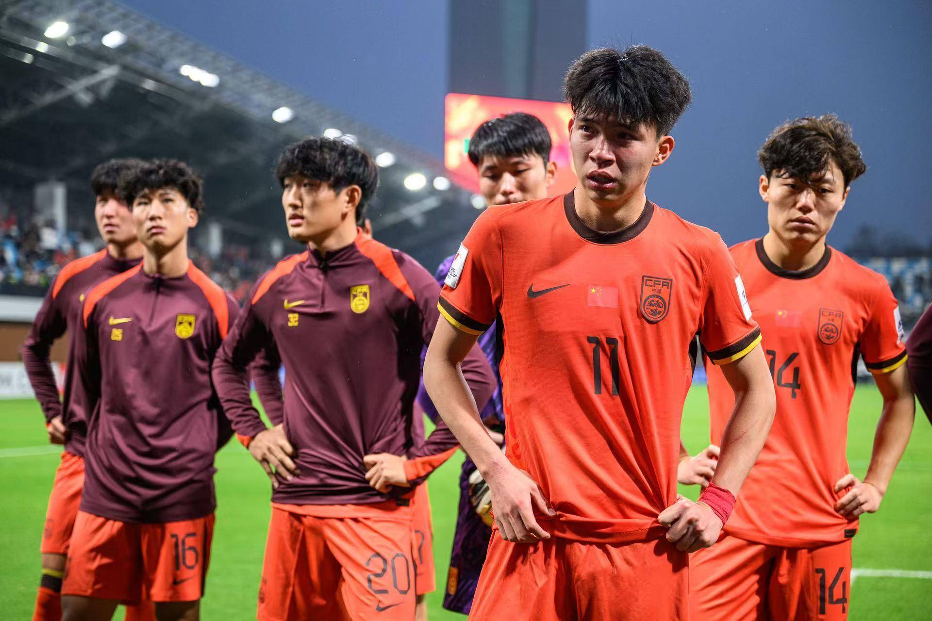 国内足球职业赛场上的精彩表现：临危不惧取胜