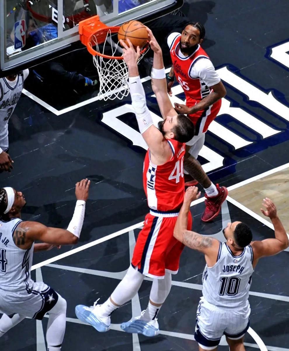 快船逆转魔术,莱昂纳德砍下25分 快船逆转魔术,莱昂纳德砍下25分