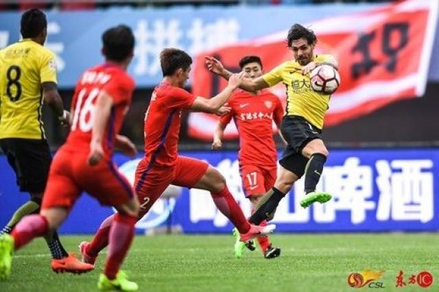 乐鱼体育-延边富德主场逼平上港，实现保级壮举