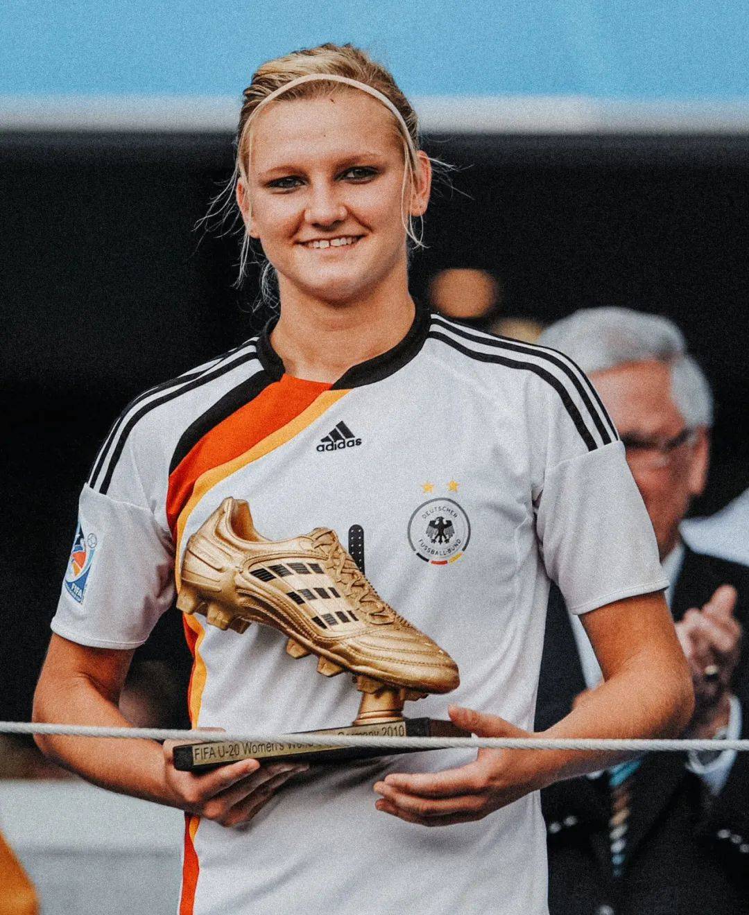 德国女足射手获殊荣，火力全开
