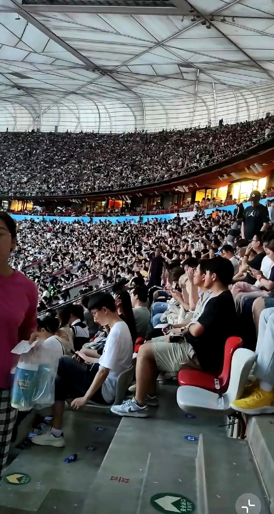 火爆体育场上的比赛，观众热情高涨