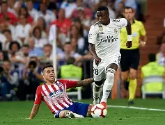 乌拉圭绝杀曼联,维尼修斯三分雨点燃全场 乌拉圭绝杀曼联,维尼修斯三分雨点燃全场