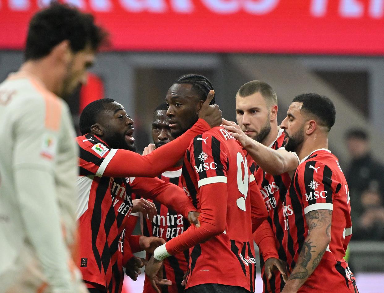 意大利联赛上演精彩战役,球迷热情高涨 意大利联赛上演精彩战役,球迷热情高涨