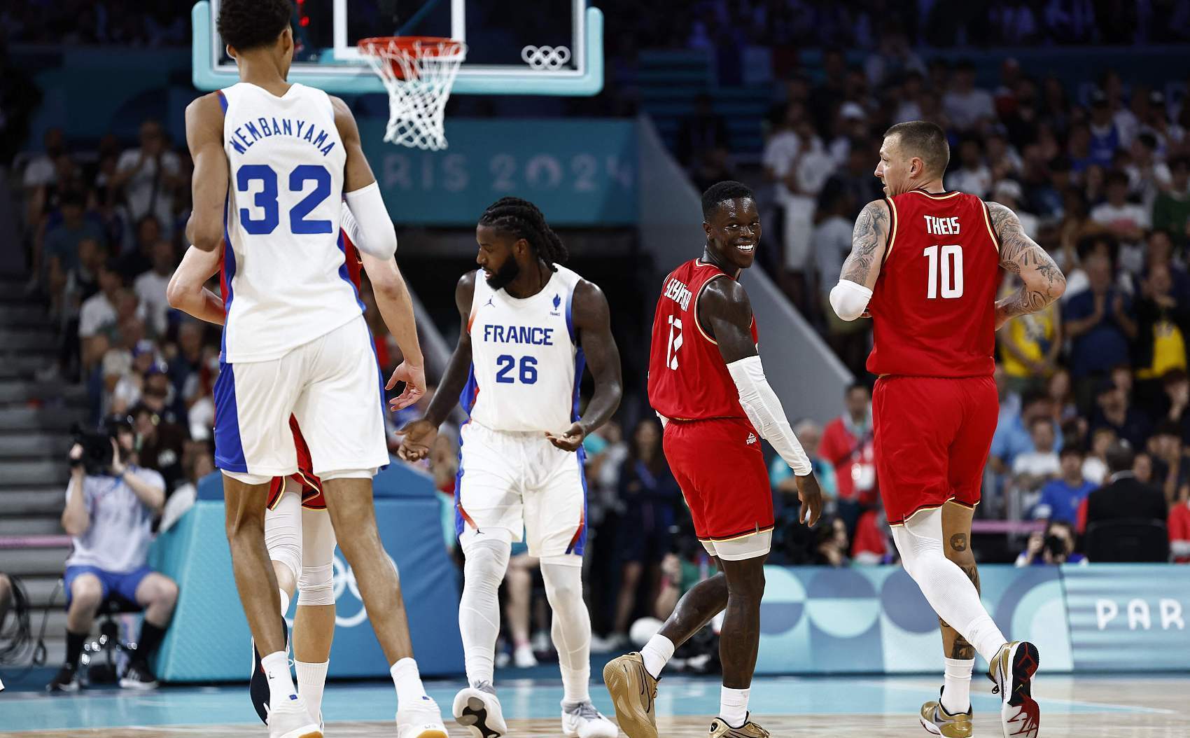 中国男篮鏖战巴西男篮,字母哥送出助攻 中国男篮鏖战巴西男篮,字母哥送出助攻