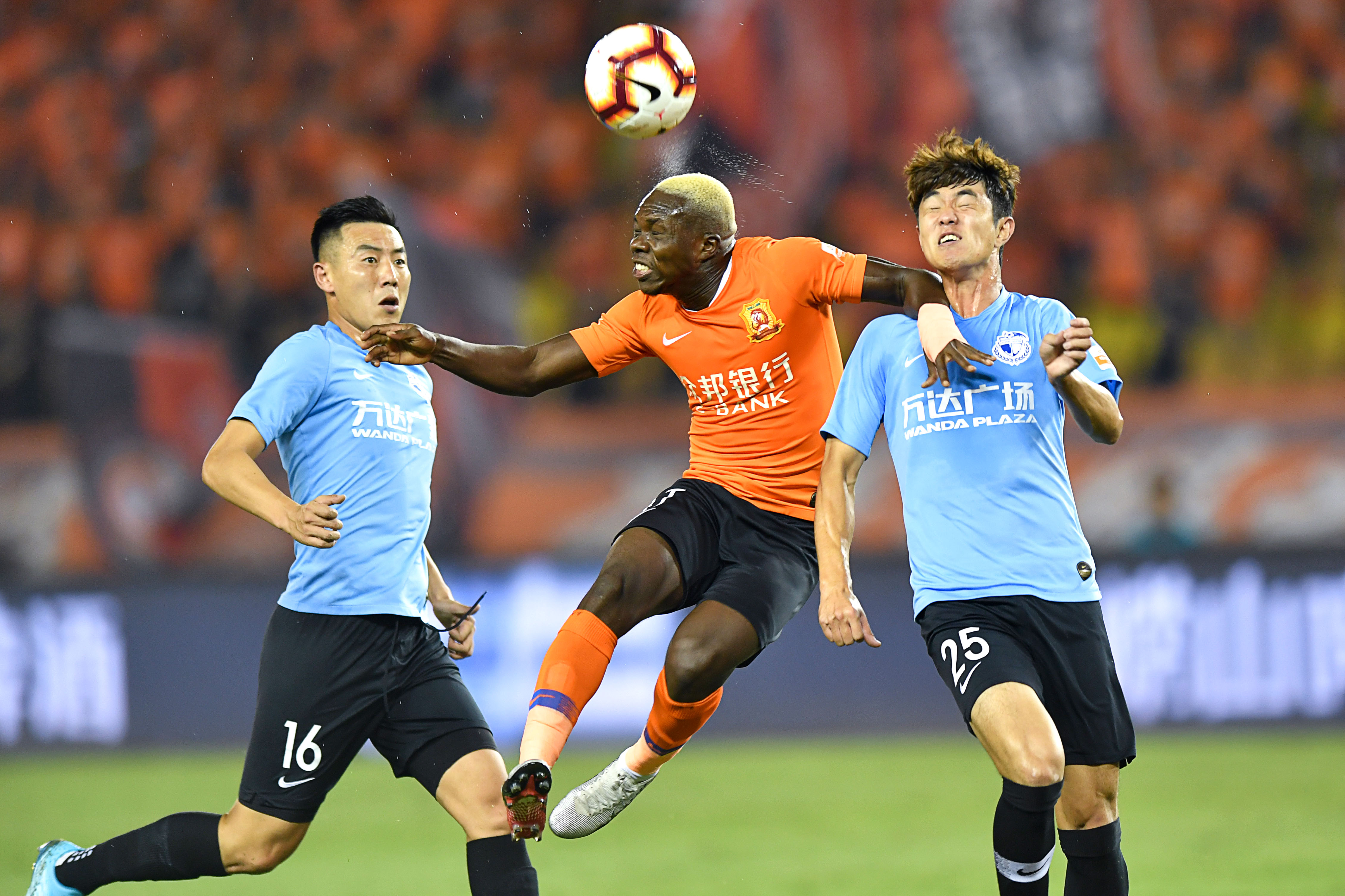 足球赛事：上港力克武汉卓尔，保持不败纪录