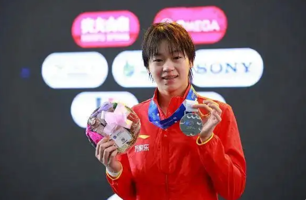 关于优秀的女球员在比赛中尽展实力和技艺,赢得掌声的信息 关于优秀的女球员在比赛中尽展实力和技艺,赢得掌声的信息